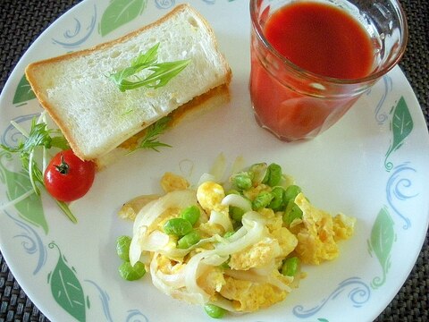 南瓜サンドと卵のチーズスクランブル＆トマトジュース